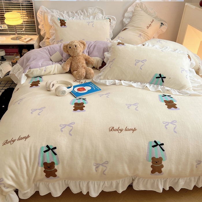 91家纺网 家纺一手货源 找家纺 六巷胡同 2025新款韩版INS卡通花边款A类牛奶绒四件套 花边台灯泰迪熊