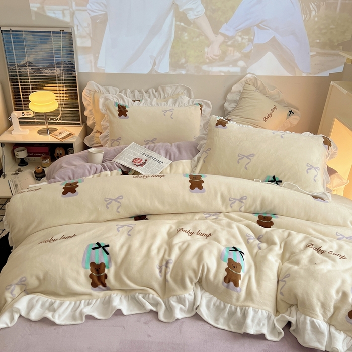 91家纺网 家纺一手货源 找家纺 六巷胡同 2025新款韩版INS卡通花边款A类牛奶绒四件套 花边台灯泰迪熊