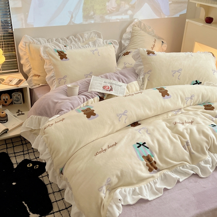 91家纺网 家纺一手货源 找家纺 六巷胡同 2025新款韩版INS卡通花边款A类牛奶绒四件套 花边台灯泰迪熊