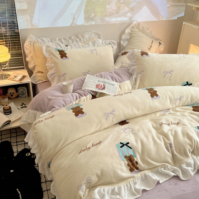 91家纺网 家纺一手货源 找家纺 六巷胡同 2025新款韩版INS卡通花边款A类牛奶绒四件套 花边台灯泰迪熊