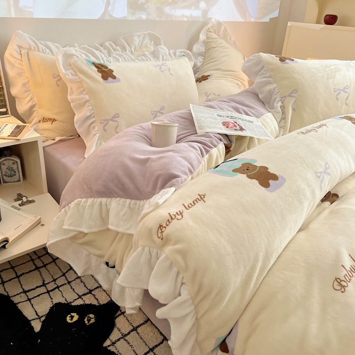 91家纺网 家纺一手货源 找家纺 六巷胡同 2025新款韩版INS卡通花边款A类牛奶绒四件套 花边台灯泰迪熊