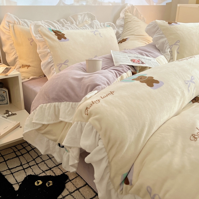 91家纺网 家纺一手货源 找家纺 六巷胡同 2025新款韩版INS卡通花边款A类牛奶绒四件套 花边台灯泰迪熊