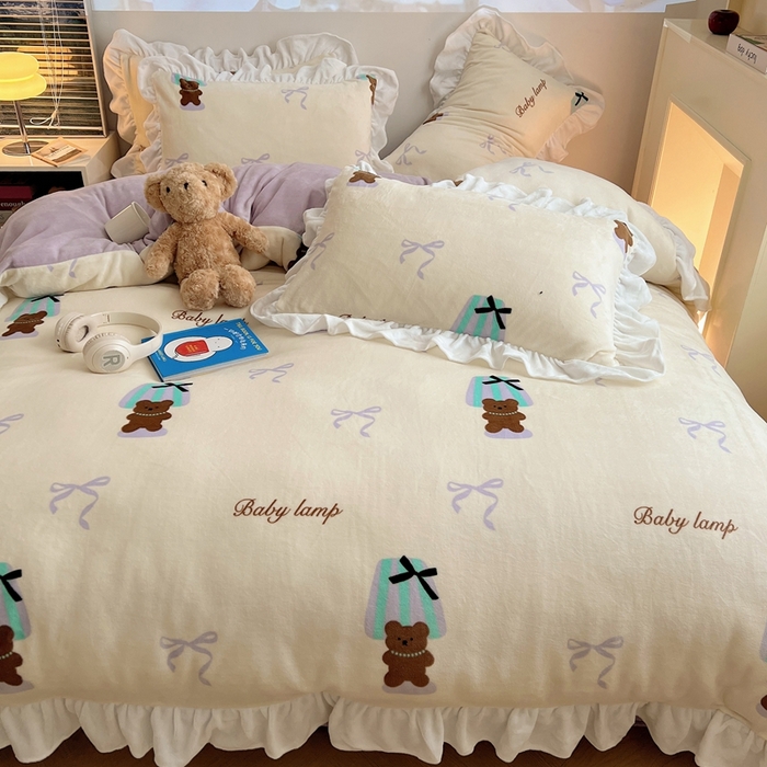 91家纺网 家纺一手货源 找家纺 六巷胡同 2025新款韩版INS卡通花边款A类牛奶绒四件套 花边台灯泰迪熊