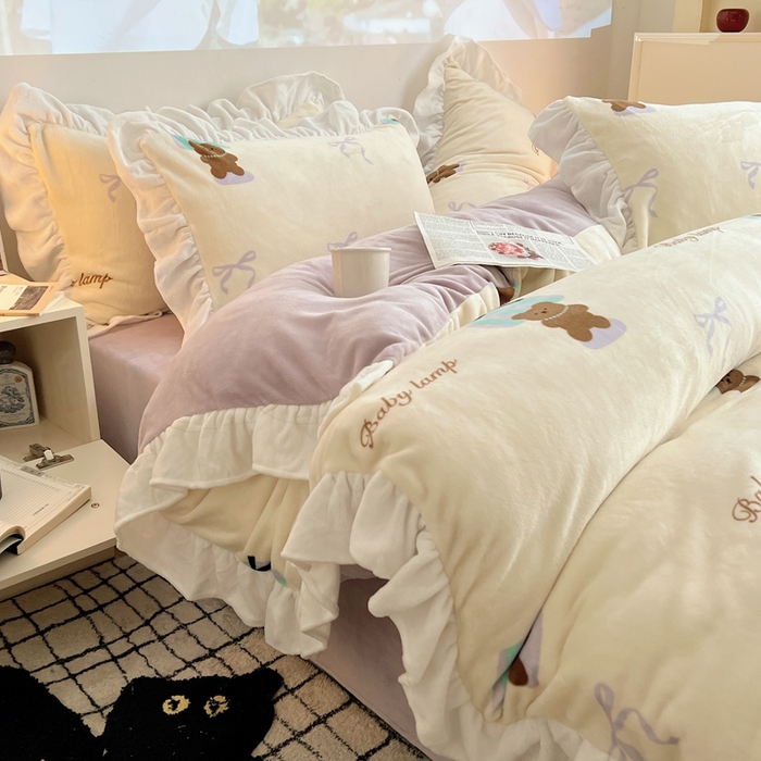 91家纺网 家纺一手货源 找家纺 六巷胡同 2025新款韩版INS卡通花边款A类牛奶绒四件套 花边台灯泰迪熊