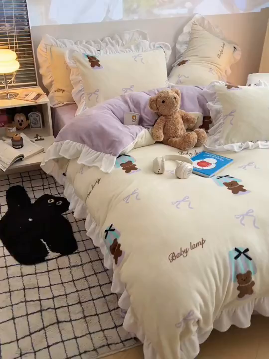 91家纺网 家纺一手货源 找家纺 六巷胡同 2025新款韩版INS卡通花边款A类牛奶绒四件套 花边台灯泰迪熊