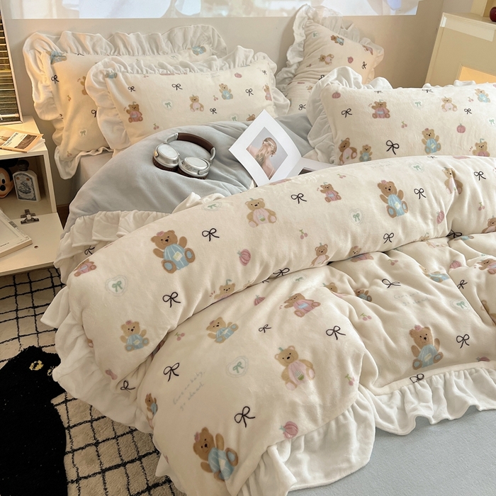 91家纺网 家纺一手货源 找家纺 六巷胡同 2025新款韩版INS卡通花边款A类牛奶绒四件套 花边南瓜抱抱熊