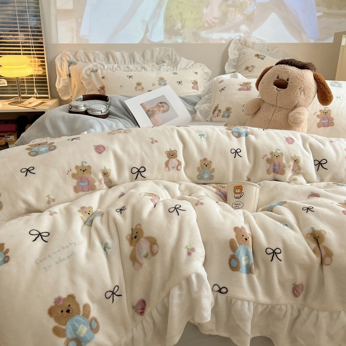 91家纺网 家纺一手货源 找家纺 六巷胡同 2025新款韩版INS卡通花边款A类牛奶绒四件套 花边南瓜抱抱熊