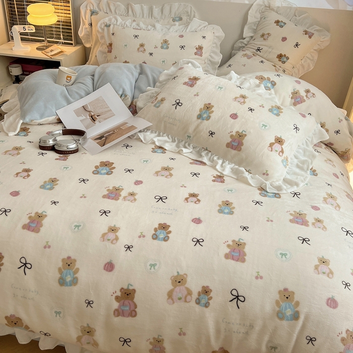 91家纺网 家纺一手货源 找家纺 六巷胡同 2025新款韩版INS卡通花边款A类牛奶绒四件套 花边南瓜抱抱熊