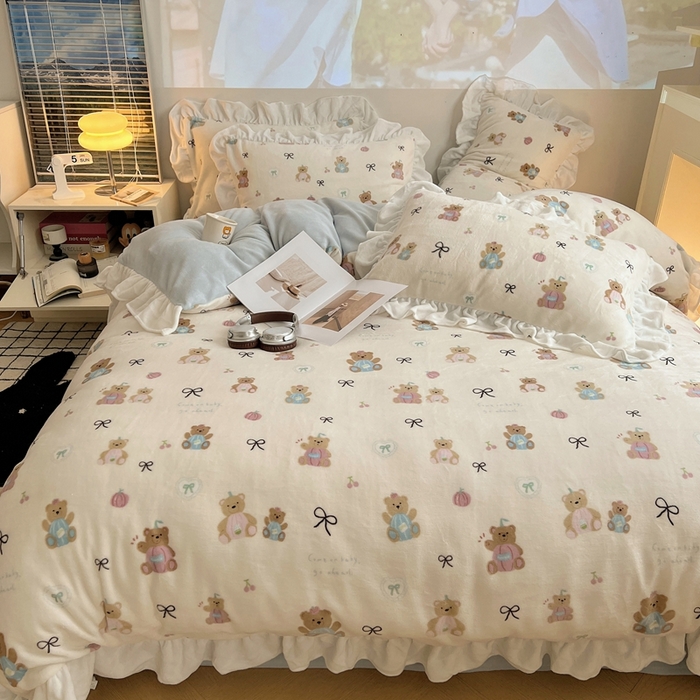 91家纺网 家纺一手货源 找家纺 六巷胡同 2025新款韩版INS卡通花边款A类牛奶绒四件套 花边南瓜抱抱熊