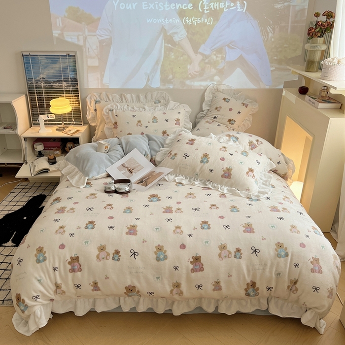 91家纺网 家纺一手货源 找家纺 六巷胡同 2025新款韩版INS卡通花边款A类牛奶绒四件套 花边南瓜抱抱熊