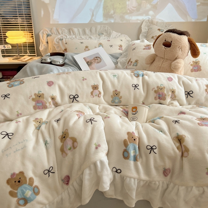 91家纺网 家纺一手货源 找家纺 六巷胡同 2025新款韩版INS卡通花边款A类牛奶绒四件套 花边南瓜抱抱熊