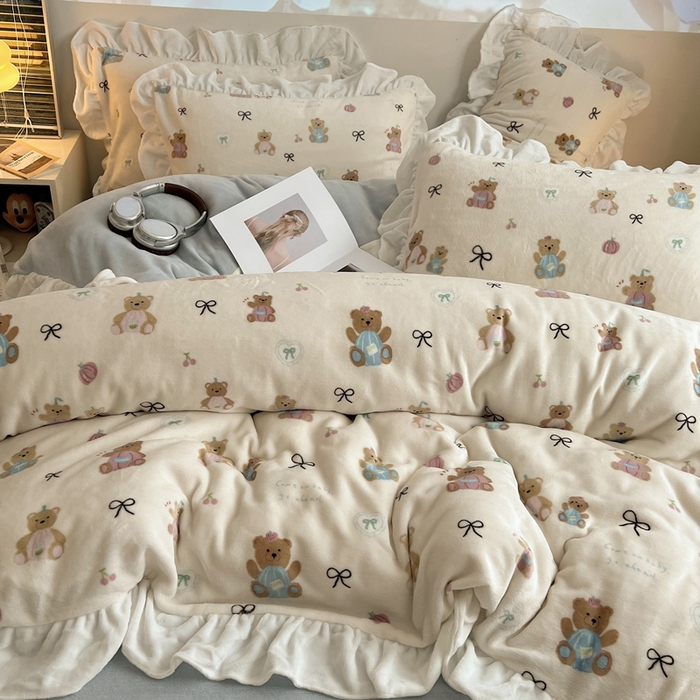 91家纺网 家纺一手货源 找家纺 六巷胡同 2025新款韩版INS卡通花边款A类牛奶绒四件套 花边南瓜抱抱熊