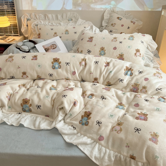 91家纺网 家纺一手货源 找家纺 六巷胡同 2025新款韩版INS卡通花边款A类牛奶绒四件套 花边南瓜抱抱熊