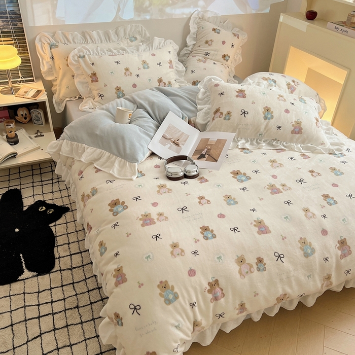 91家纺网 家纺一手货源 找家纺 六巷胡同 2025新款韩版INS卡通花边款A类牛奶绒四件套 花边南瓜抱抱熊