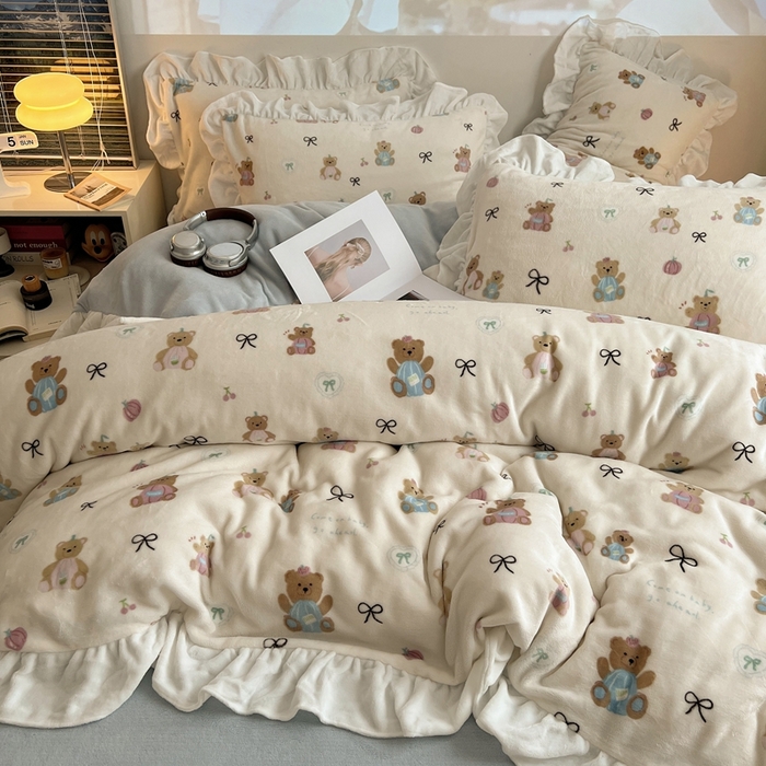 91家纺网 家纺一手货源 找家纺 六巷胡同 2025新款韩版INS卡通花边款A类牛奶绒四件套 花边南瓜抱抱熊