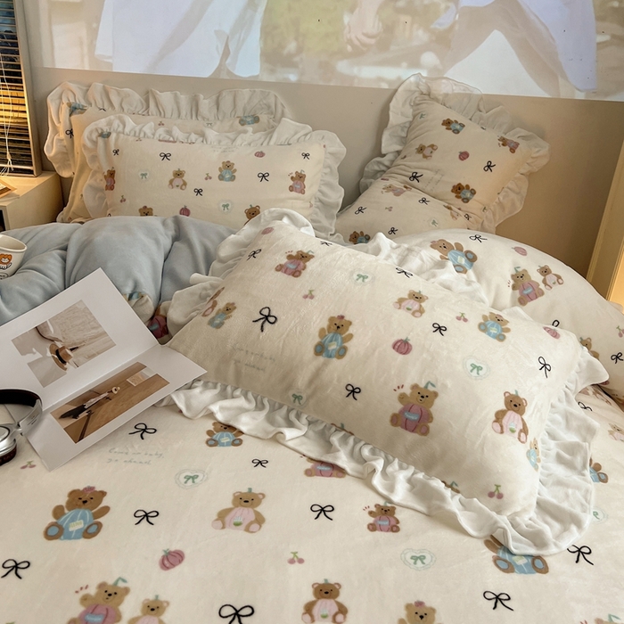 91家纺网 家纺一手货源 找家纺 六巷胡同 2025新款韩版INS卡通花边款A类牛奶绒四件套 花边南瓜抱抱熊