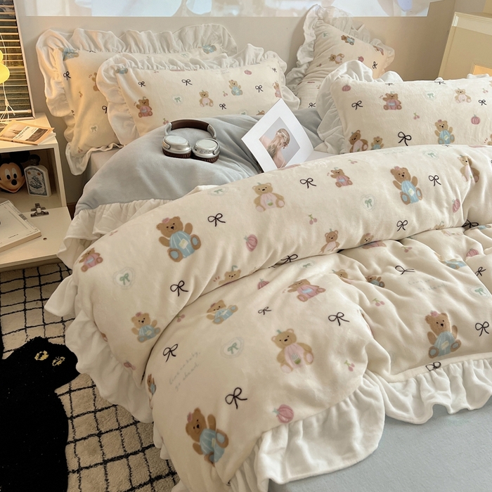 91家纺网 家纺一手货源 找家纺 六巷胡同 2025新款韩版INS卡通花边款A类牛奶绒四件套 花边南瓜抱抱熊