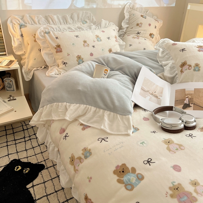 91家纺网 家纺一手货源 找家纺 六巷胡同 2025新款韩版INS卡通花边款A类牛奶绒四件套 花边南瓜抱抱熊