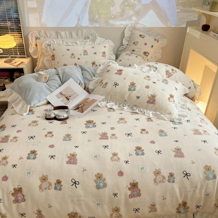 91家纺网 家纺一手货源 找家纺 六巷胡同 2025新款韩版INS卡通花边款A类牛奶绒四件套 花边南瓜抱抱熊