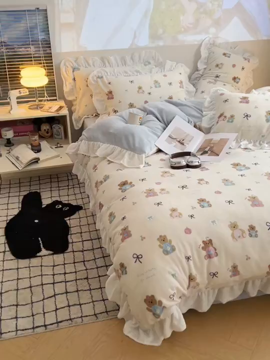 91家纺网 家纺一手货源 找家纺 六巷胡同 2025新款韩版INS卡通花边款A类牛奶绒四件套 花边南瓜抱抱熊