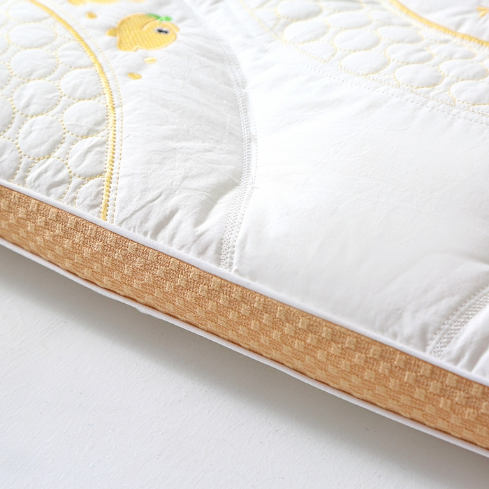 91家纺网 家纺一手货源 找家纺 糖果枕芯 2025新款儿童枕芯分区护颈学生枕头全棉枕芯 喜豆橙色边