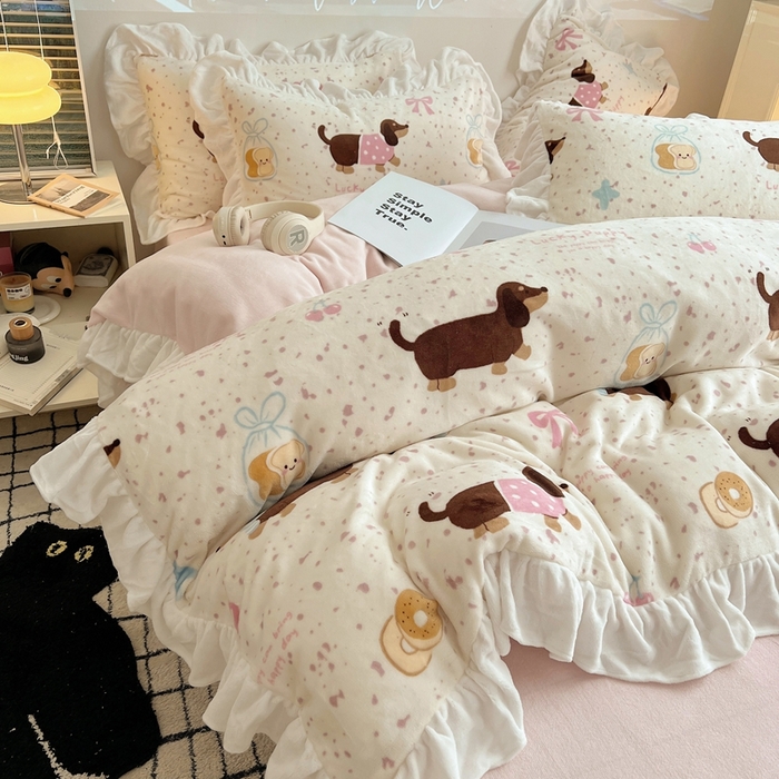 91家纺网 家纺一手货源 找家纺 六巷胡同 2025新款韩版INS卡通花边款A类牛奶绒四件套 花边面包腊肠狗