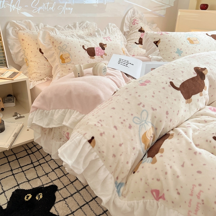 91家纺网 家纺一手货源 找家纺 六巷胡同 2025新款韩版INS卡通花边款A类牛奶绒四件套 花边面包腊肠狗