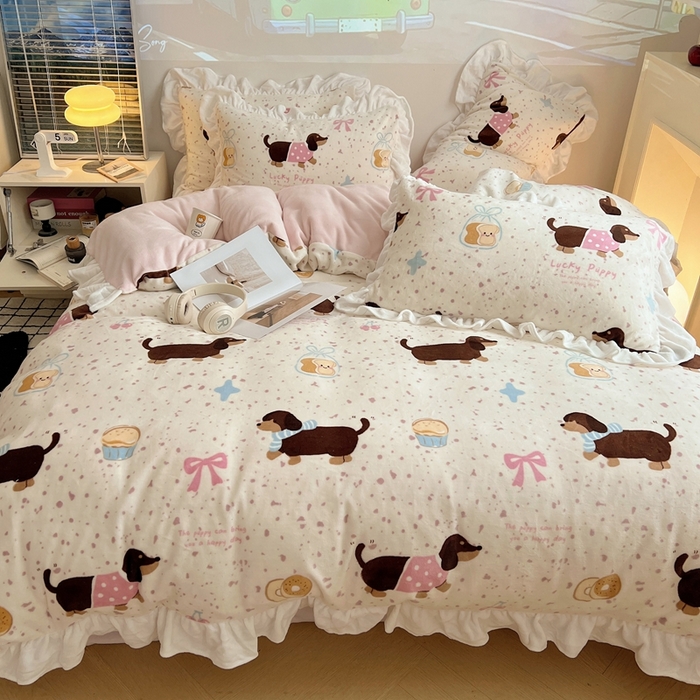 91家纺网 家纺一手货源 找家纺 六巷胡同 2025新款韩版INS卡通花边款A类牛奶绒四件套 花边面包腊肠狗