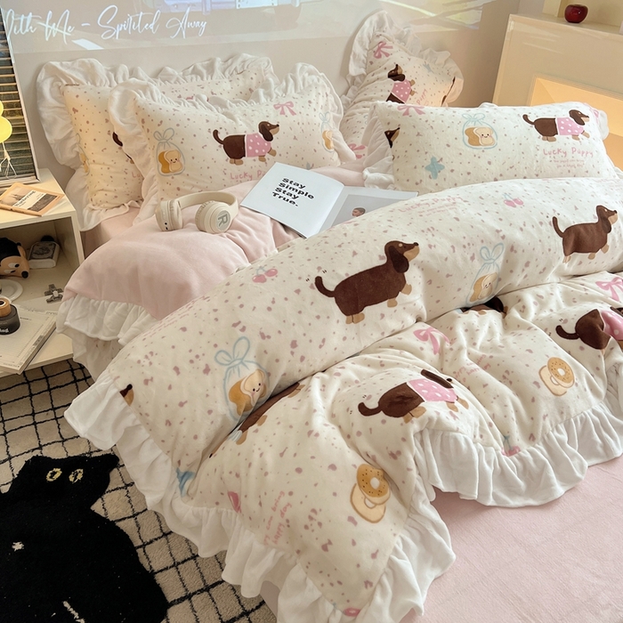 91家纺网 家纺一手货源 找家纺 六巷胡同 2025新款韩版INS卡通花边款A类牛奶绒四件套 花边面包腊肠狗