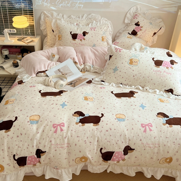 91家纺网 家纺一手货源 找家纺 六巷胡同 2025新款韩版INS卡通花边款A类牛奶绒四件套 花边面包腊肠狗