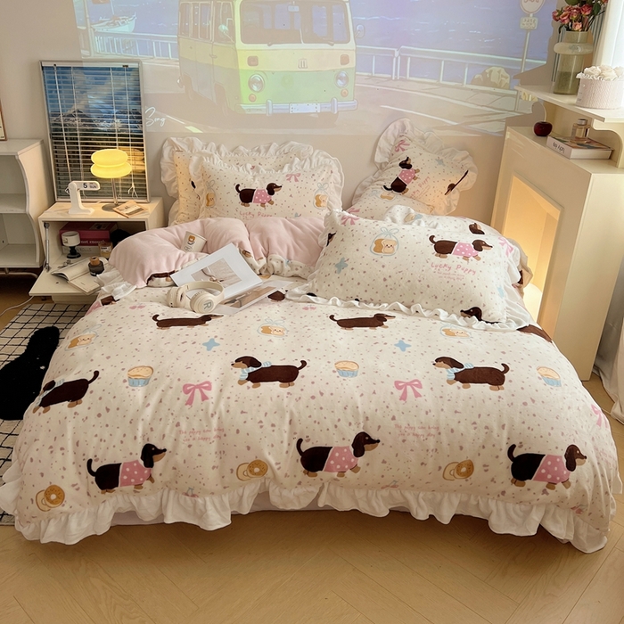 91家纺网 家纺一手货源 找家纺 六巷胡同 2025新款韩版INS卡通花边款A类牛奶绒四件套 花边面包腊肠狗