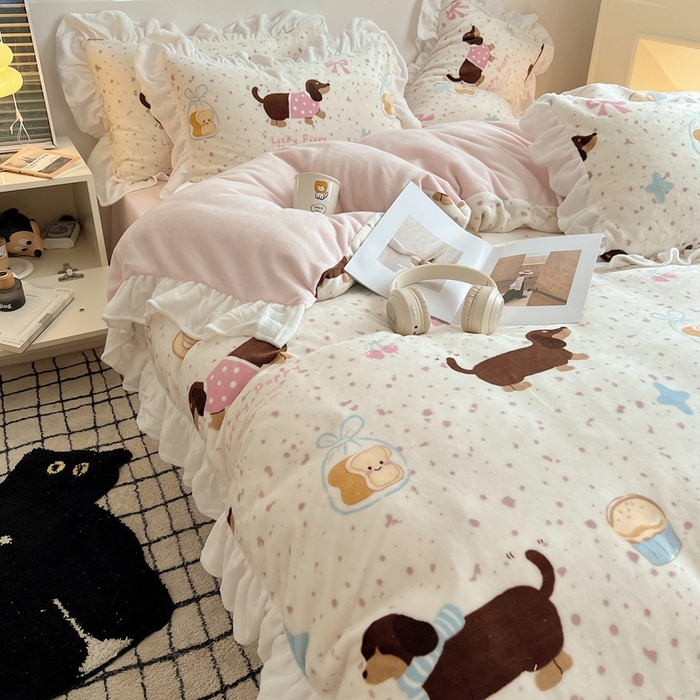 91家纺网 家纺一手货源 找家纺 六巷胡同 2025新款韩版INS卡通花边款A类牛奶绒四件套 花边面包腊肠狗