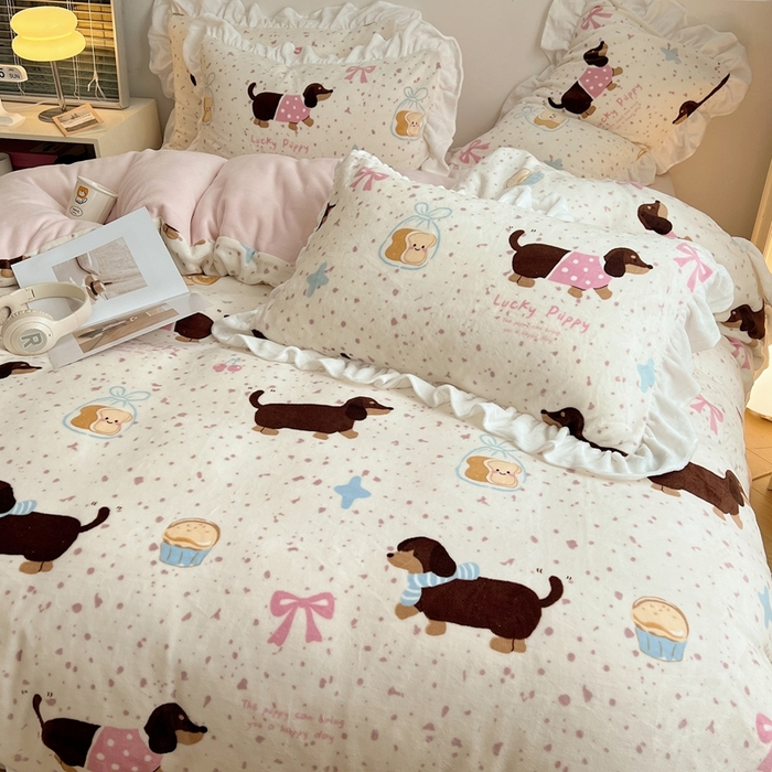 91家纺网 家纺一手货源 找家纺 六巷胡同 2025新款韩版INS卡通花边款A类牛奶绒四件套 花边面包腊肠狗