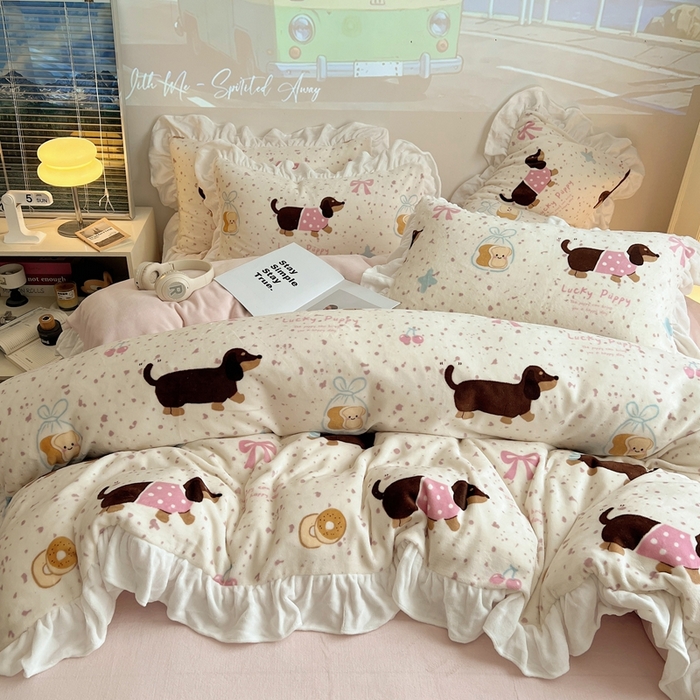 91家纺网 家纺一手货源 找家纺 六巷胡同 2025新款韩版INS卡通花边款A类牛奶绒四件套 花边面包腊肠狗