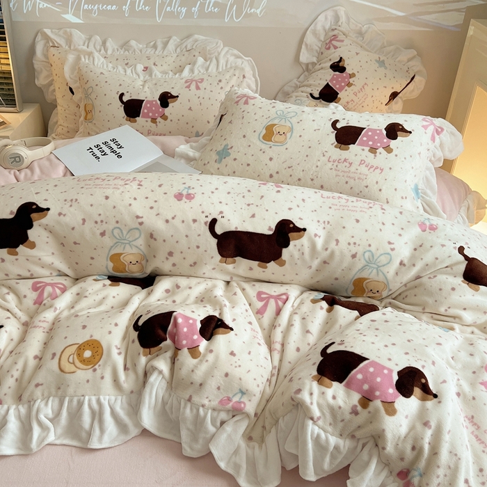 91家纺网 家纺一手货源 找家纺 六巷胡同 2025新款韩版INS卡通花边款A类牛奶绒四件套 花边面包腊肠狗