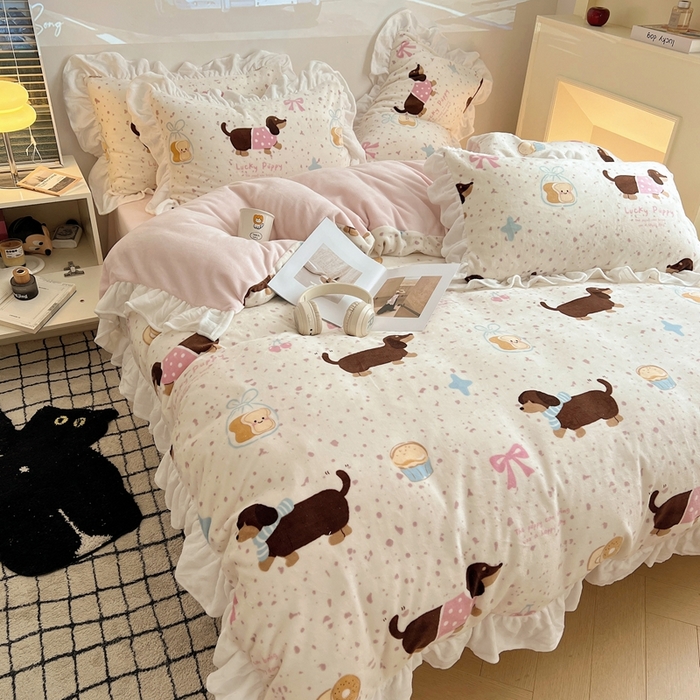 91家纺网 家纺一手货源 找家纺 六巷胡同 2025新款韩版INS卡通花边款A类牛奶绒四件套 花边面包腊肠狗