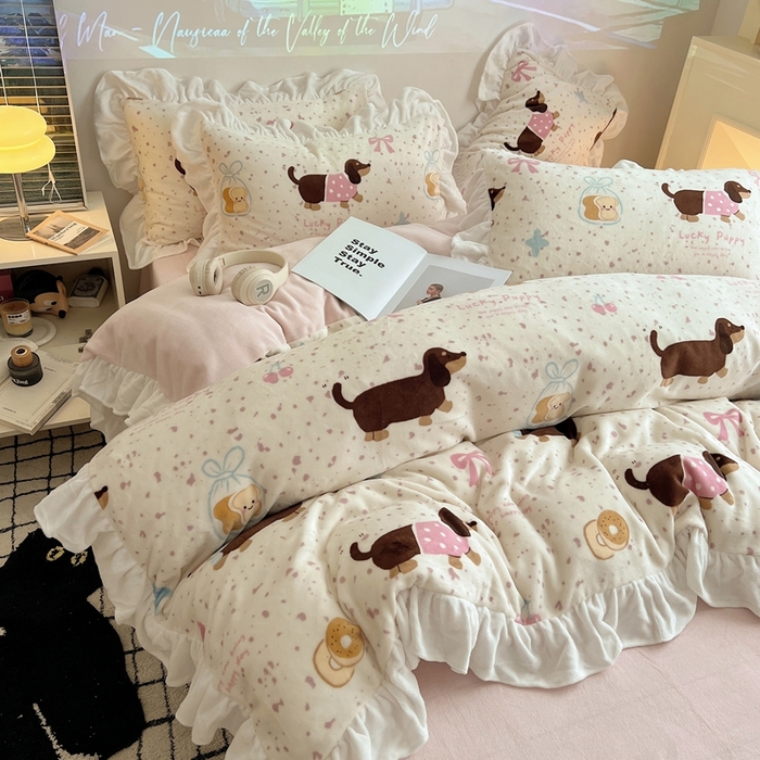 91家纺网 家纺一手货源 找家纺 六巷胡同 2025新款韩版INS卡通花边款A类牛奶绒四件套 花边面包腊肠狗