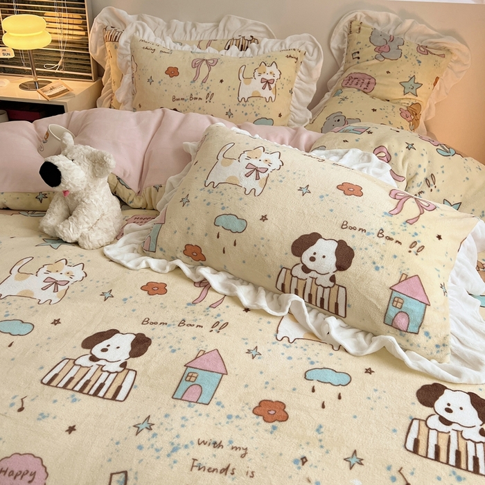 91家纺网 家纺一手货源 找家纺 六巷胡同 2025新款韩版INS卡通花边款A类牛奶绒四件套 花边动物聚会趴