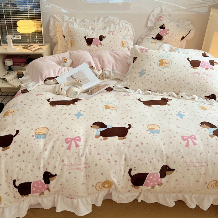 91家纺网 家纺一手货源 找家纺 六巷胡同 2025新款韩版INS卡通花边款A类牛奶绒四件套 花边面包腊肠狗