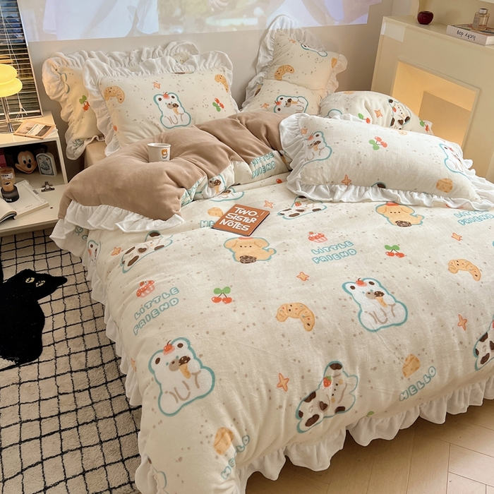 91家纺网 家纺一手货源 找家纺 六巷胡同 2025新款韩版INS卡通花边款A类牛奶绒四件套 花边纸杯点心狗