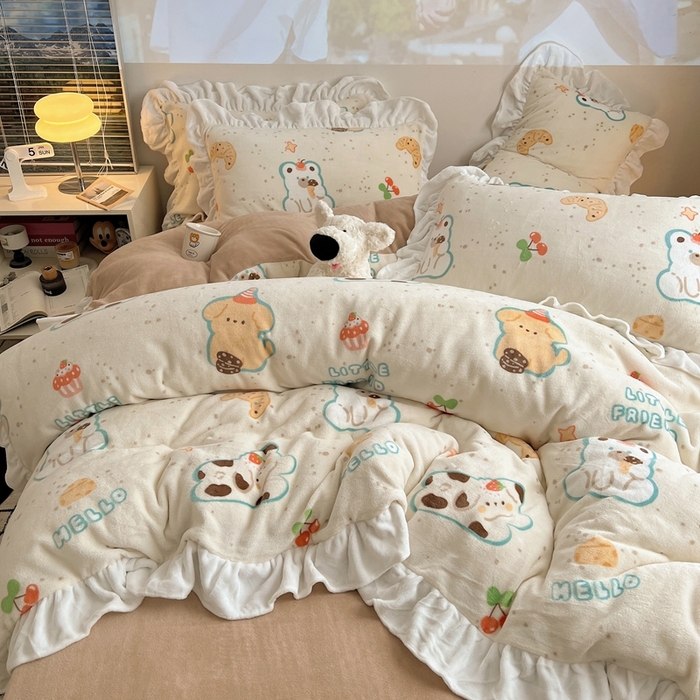 91家纺网 家纺一手货源 找家纺 六巷胡同 2025新款韩版INS卡通花边款A类牛奶绒四件套 花边纸杯点心狗