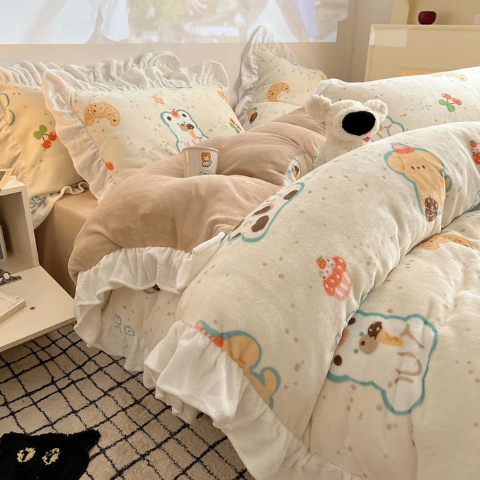 91家纺网 家纺一手货源 找家纺 六巷胡同 2025新款韩版INS卡通花边款A类牛奶绒四件套 花边纸杯点心狗