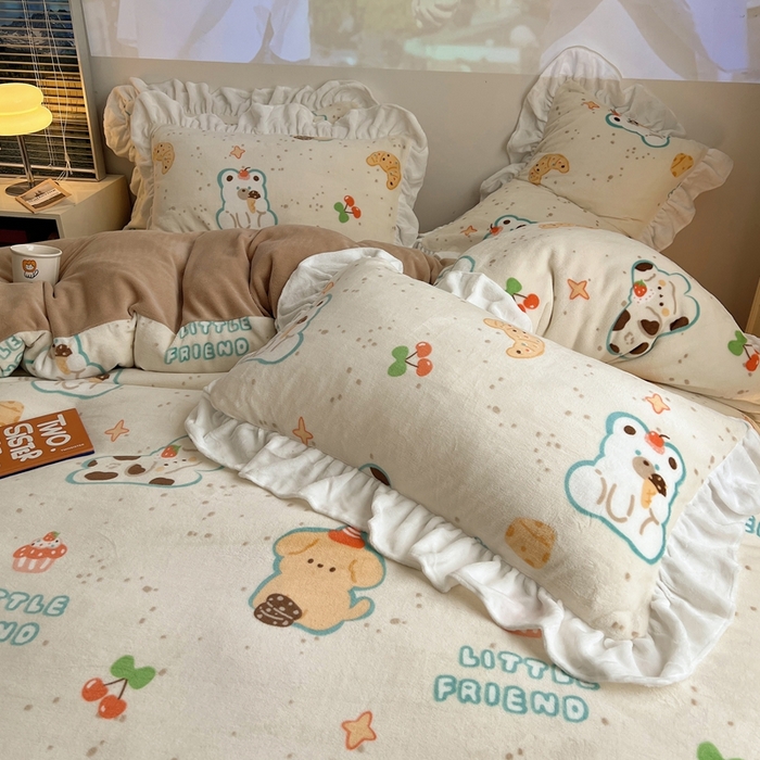 91家纺网 家纺一手货源 找家纺 六巷胡同 2025新款韩版INS卡通花边款A类牛奶绒四件套 花边纸杯点心狗