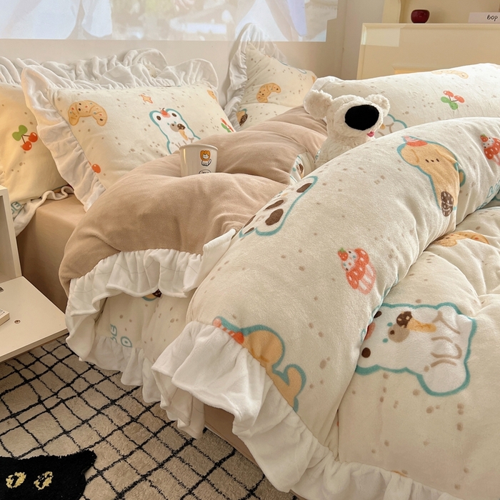 91家纺网 家纺一手货源 找家纺 六巷胡同 2025新款韩版INS卡通花边款A类牛奶绒四件套 花边纸杯点心狗