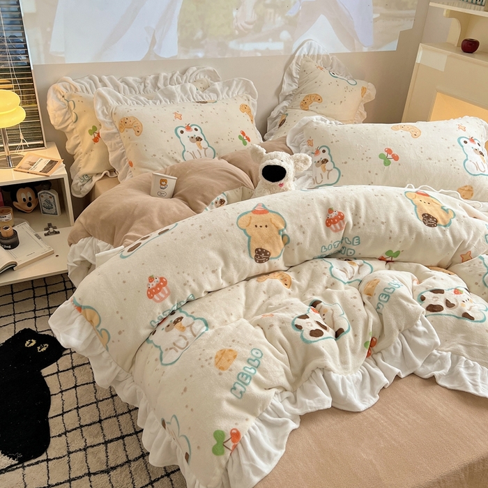 91家纺网 家纺一手货源 找家纺 六巷胡同 2025新款韩版INS卡通花边款A类牛奶绒四件套 花边纸杯点心狗