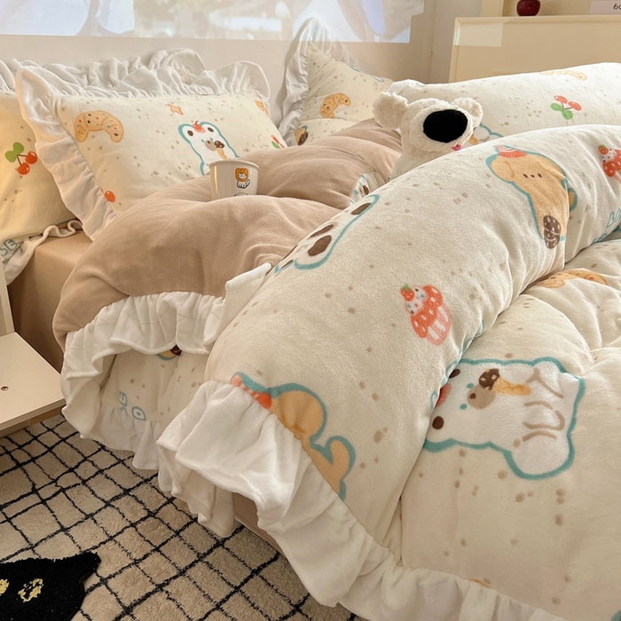 91家纺网 家纺一手货源 找家纺 六巷胡同 2025新款韩版INS卡通花边款A类牛奶绒四件套 花边纸杯点心狗