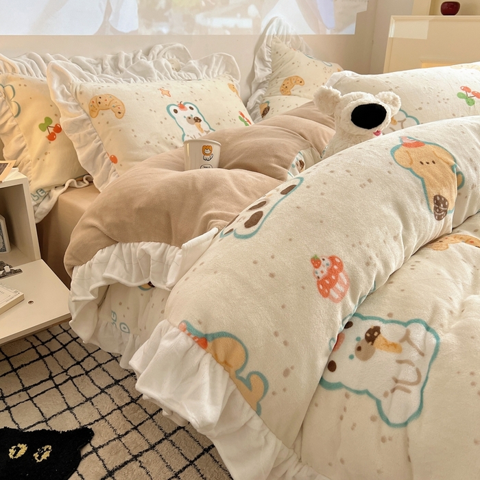 91家纺网 家纺一手货源 找家纺 六巷胡同 2025新款韩版INS卡通花边款A类牛奶绒四件套 花边纸杯点心狗