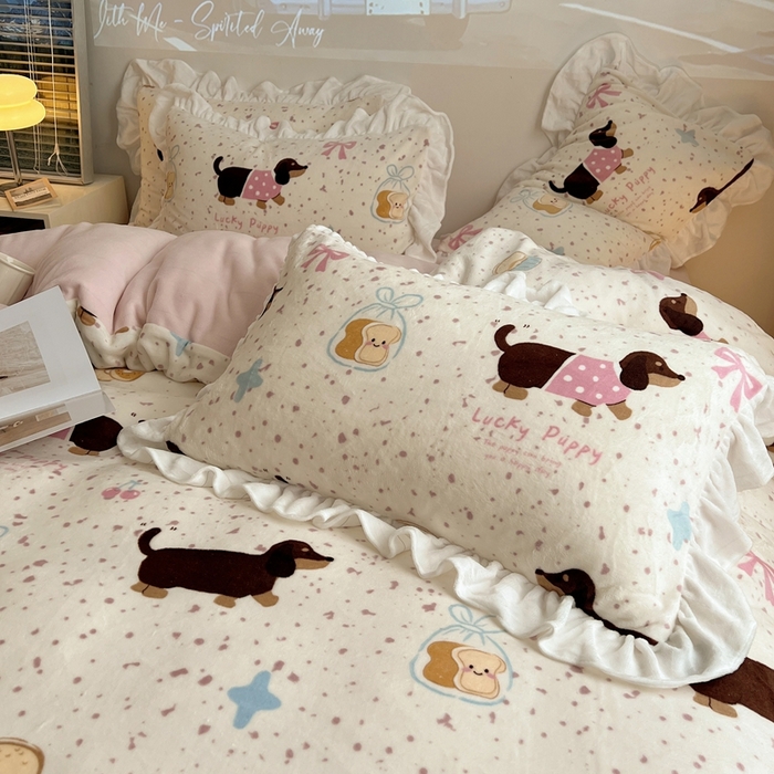 91家纺网 家纺一手货源 找家纺 六巷胡同 2025新款韩版INS卡通花边款A类牛奶绒四件套 花边面包腊肠狗