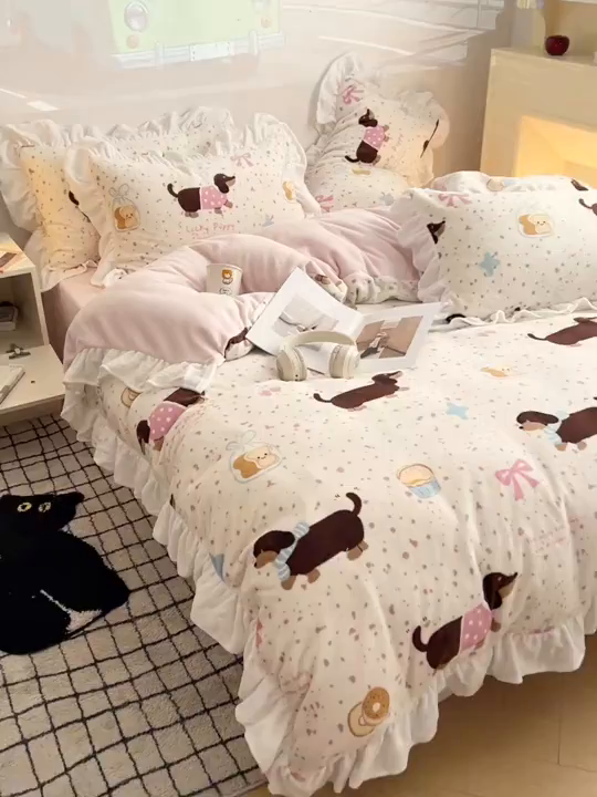 91家纺网 家纺一手货源 找家纺 六巷胡同 2025新款韩版INS卡通花边款A类牛奶绒四件套 花边面包腊肠狗