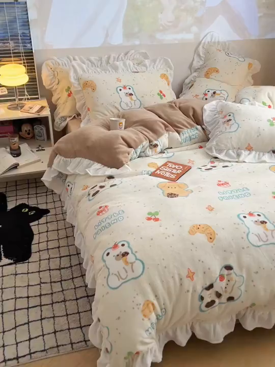 91家纺网 家纺一手货源 找家纺 六巷胡同 2025新款韩版INS卡通花边款A类牛奶绒四件套 花边纸杯点心狗